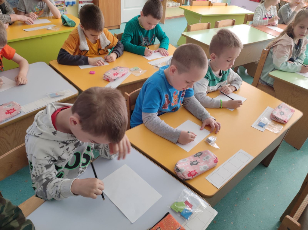 Итоговое занятие в старшей группе по фоп. Занятия в детском саду. Занятия для детей. Работы детей в детском саду. Дошкольное образование.